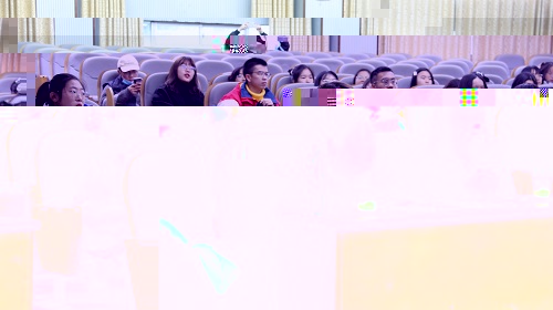 公司員工和學生認真聽講.JPG